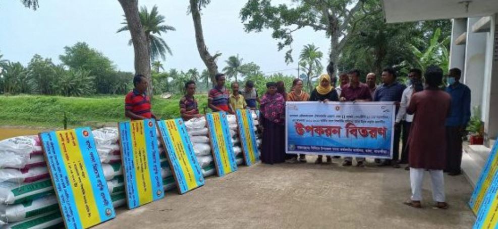 তালায় চাষিদের মাঝে উপকরণ বিতরণে অনিয়মের অভিযোগ