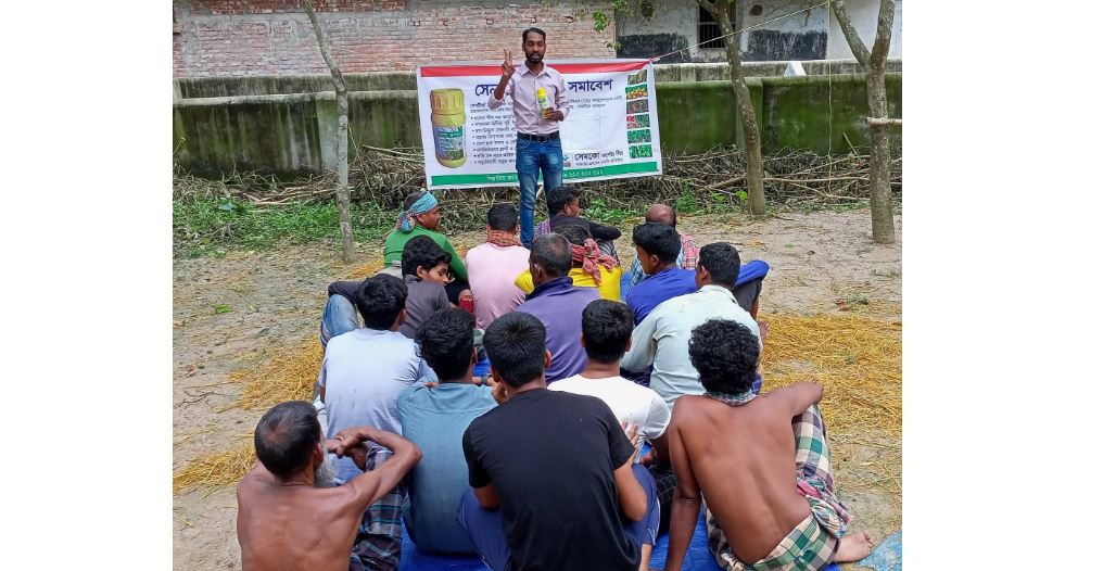 বগুড়ায় কৃষি বিষয়ক পরামর্শ নিয়ে কৃষকদের পাশে সেমকো