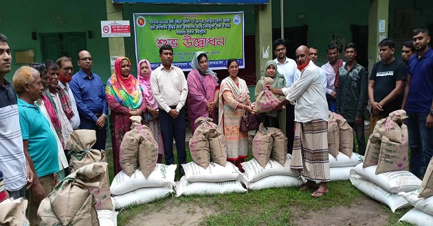 আলমডাঙ্গায় কৃষকদের মাঝে বিনামূল্যে বীজ ও সার সহায়তা প্রদান