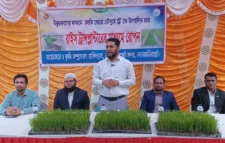 রাইস ট্রান্সপ্লান্টারের মাধ্যমে বোরো ধানের চারা রোপণ