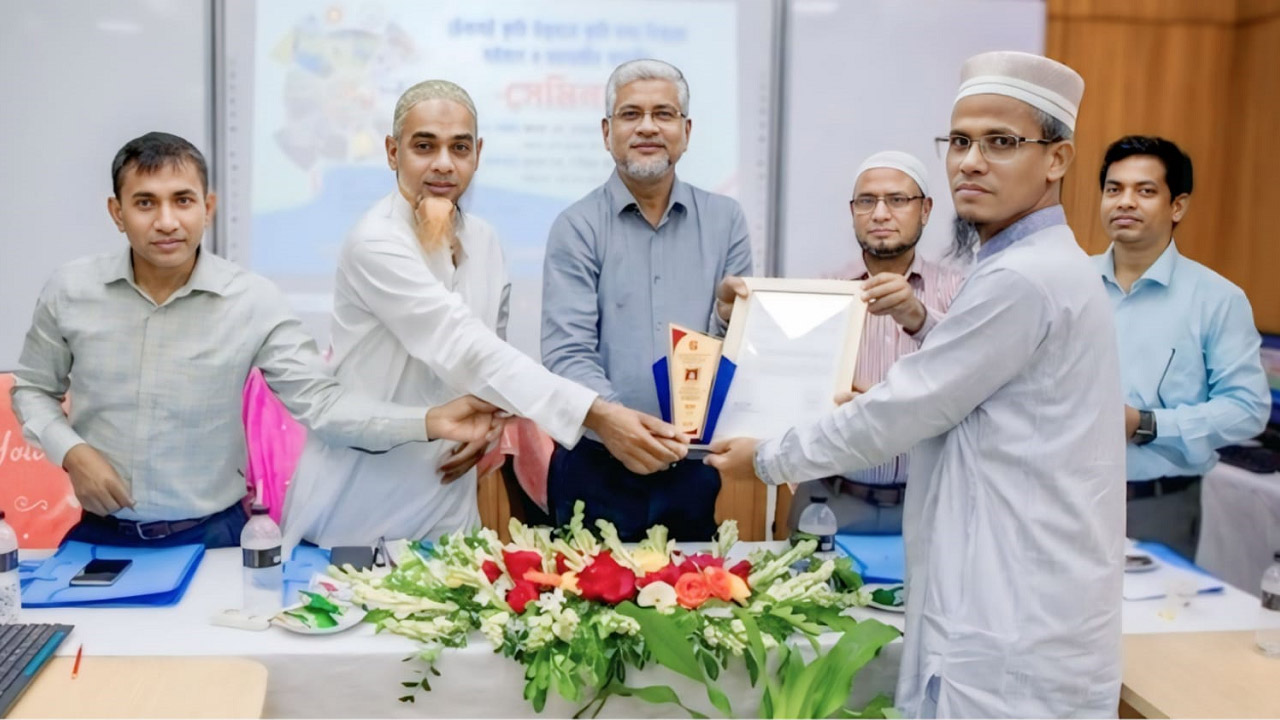 পুরস্কার পেলেন নন্দীগ্রাম উপজেলা কৃষি অফিসার